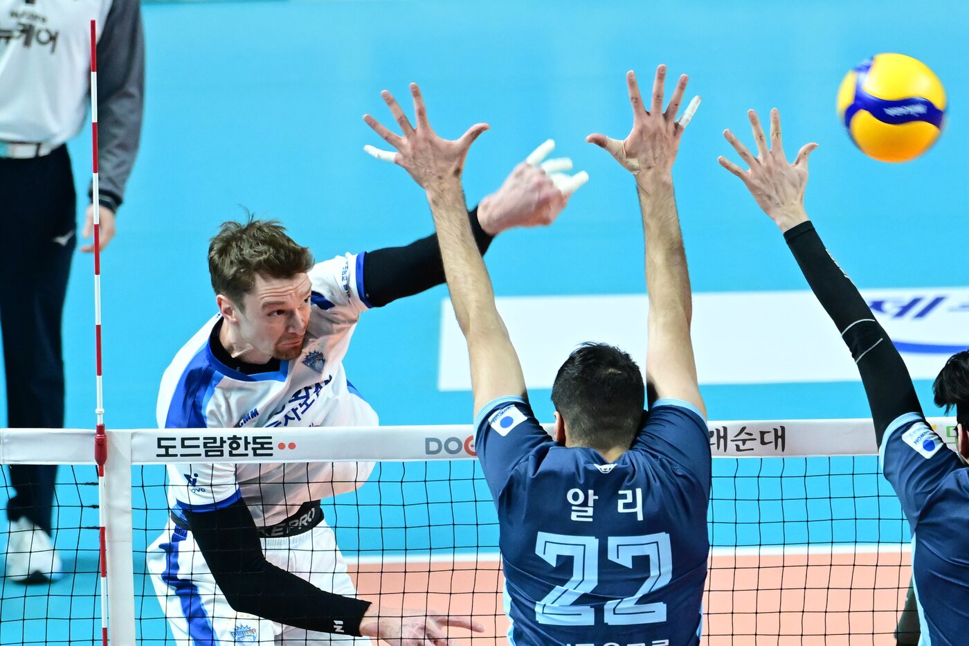 본문 이미지 - 우리카드 선수들이 18일 열린 도드람 V리그 삼성화재와의 경기에서 상대 막심의 공격을 가로막고 있다. (KOVO 제공)