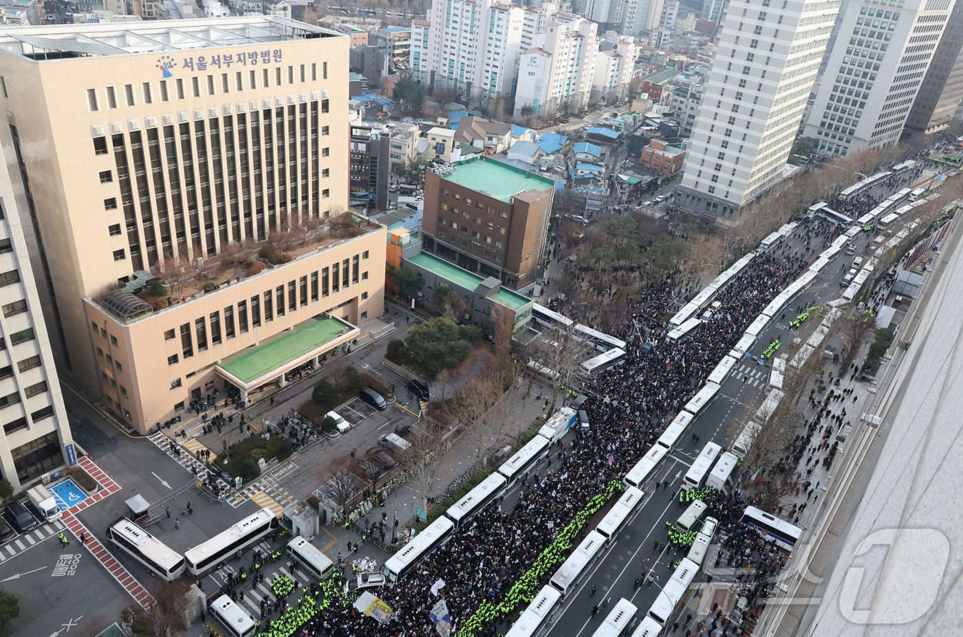(서울=뉴스1) 민경석 기자 = 내란 우두머리 혐의로 체포된 윤석열 대통령의 구속 전 피의자 심문(영장실질심사)이 열린 18일 서울 마포구 서울서부지방법원 앞에서 윤 대통령 지지자 …