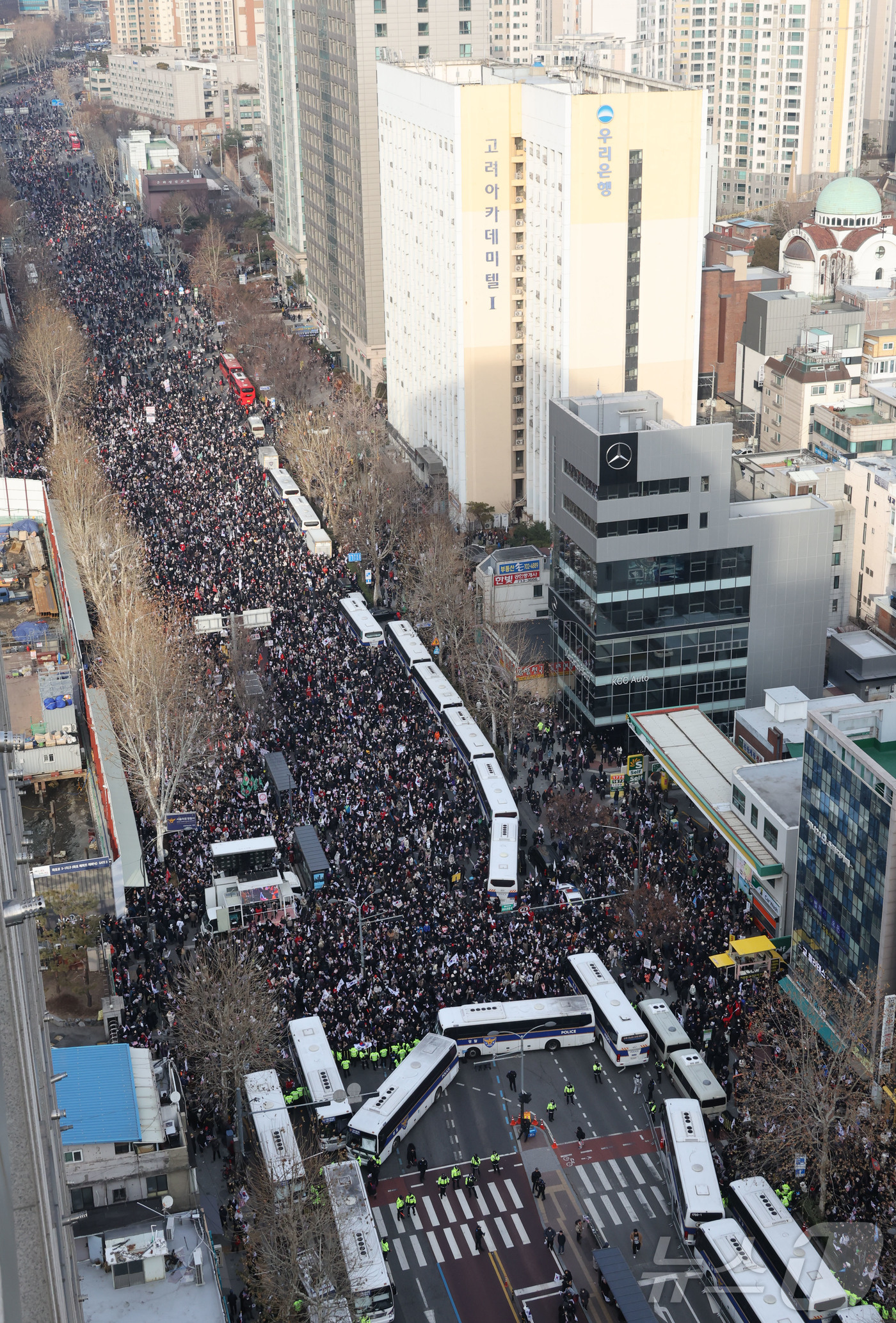 (서울=뉴스1) 민경석 기자 = 내란 우두머리 혐의로 체포된 윤석열 대통령의 구속 전 피의자 심문(영장실질심사)이 열린 18일 서울 마포구 서울서부지방법원 앞에서 윤 대통령 지지자 …