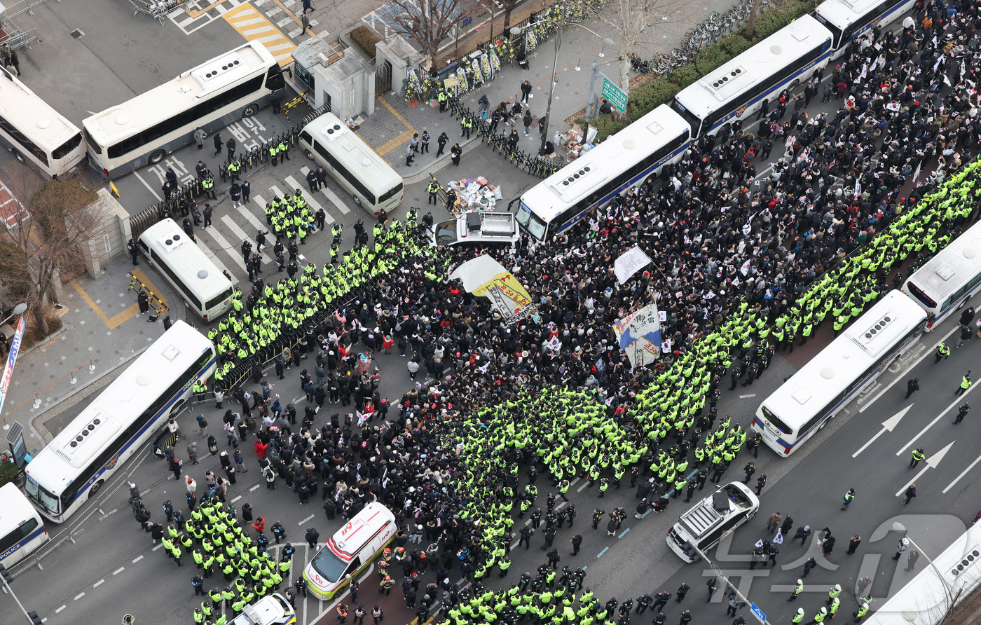 (서울=뉴스1) 민경석 기자 = 내란 우두머리 혐의로 체포된 윤석열 대통령의 구속 전 피의자 심문(영장실질심사)이 열린 18일 서울 마포구 서울서부지방법원 앞에서 윤 대통령 지지자 …