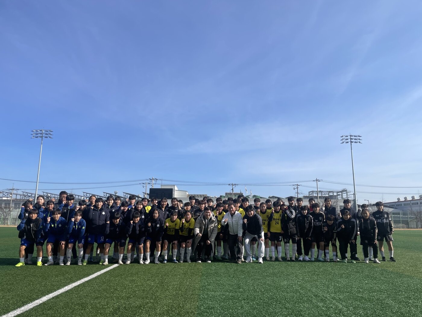 본문 이미지 - 경남 함안에서 여자 축구 선수들과 만난 유승민 대한체육회장 당선인. (유승민 대한체육회장 당선인측 제공)