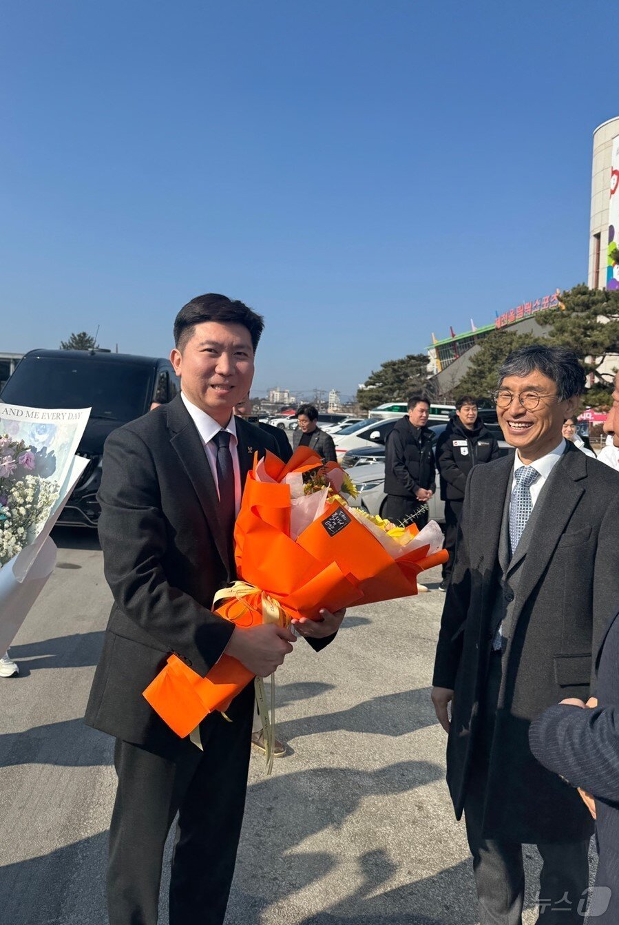 본문 이미지 -  안성국 제천시체육회 회장&#40;오른쪽&#41;이 유승민 제42대 대한체육회장 당선인을 맞이하고 있다.&#40;제천시체육회 제공&#41;/뉴스1