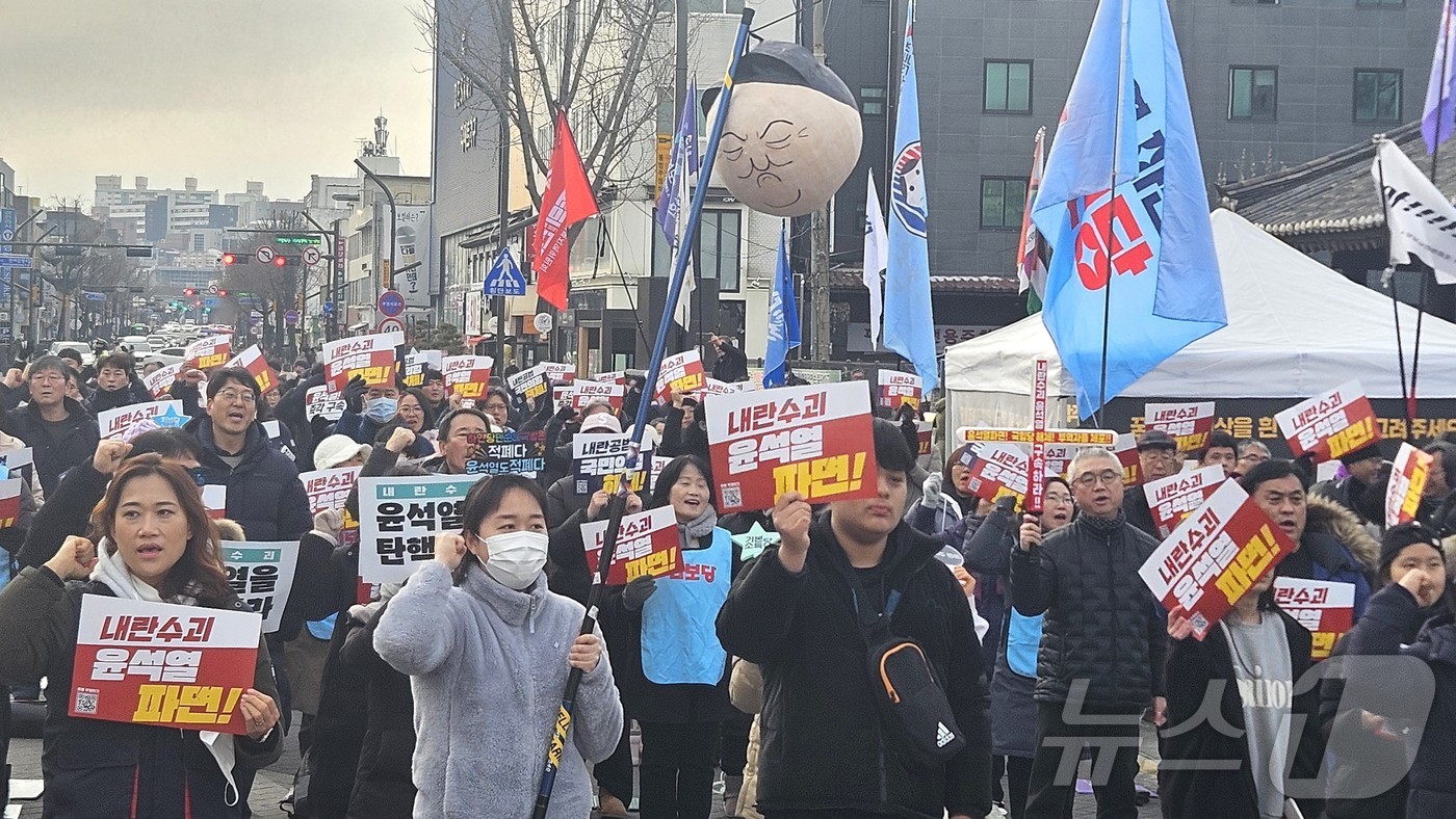 (전주=뉴스1) 신준수 기자 = 18일 오후 전북 전주시에서 열린 윤석열 대통령의 탄핵을 촉구하는 집회에 참석한 시민들이 구호를 외치고 잇다. 2025.1.18/뉴스1