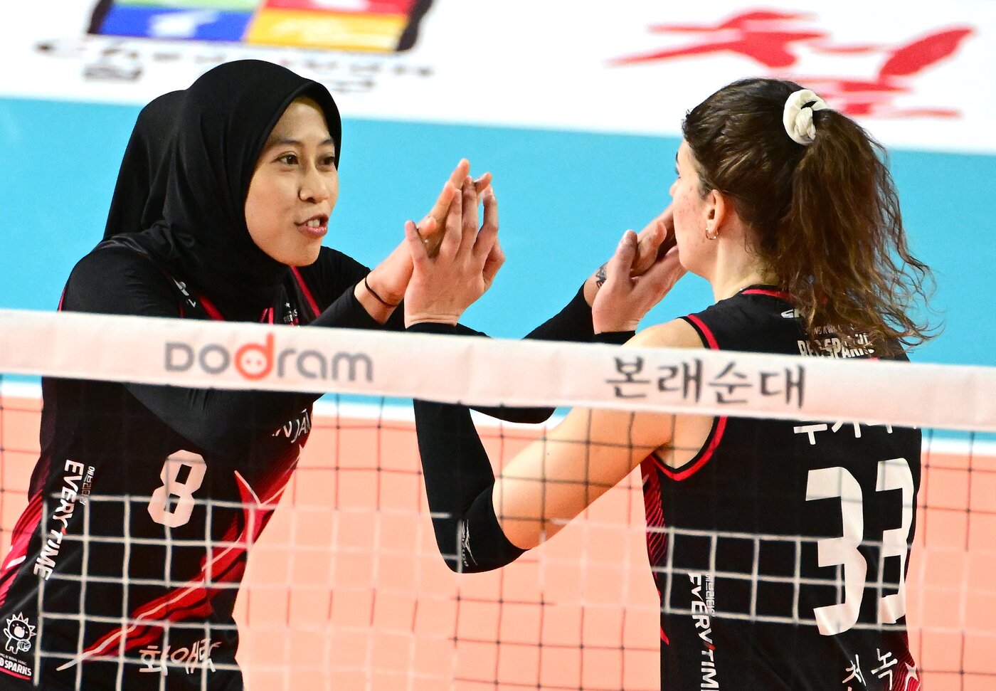 본문 이미지 - 정관장의 쌍포 메가&#40;왼쪽&#41;와 부키리치. &#40;KOVO 제공&#41;