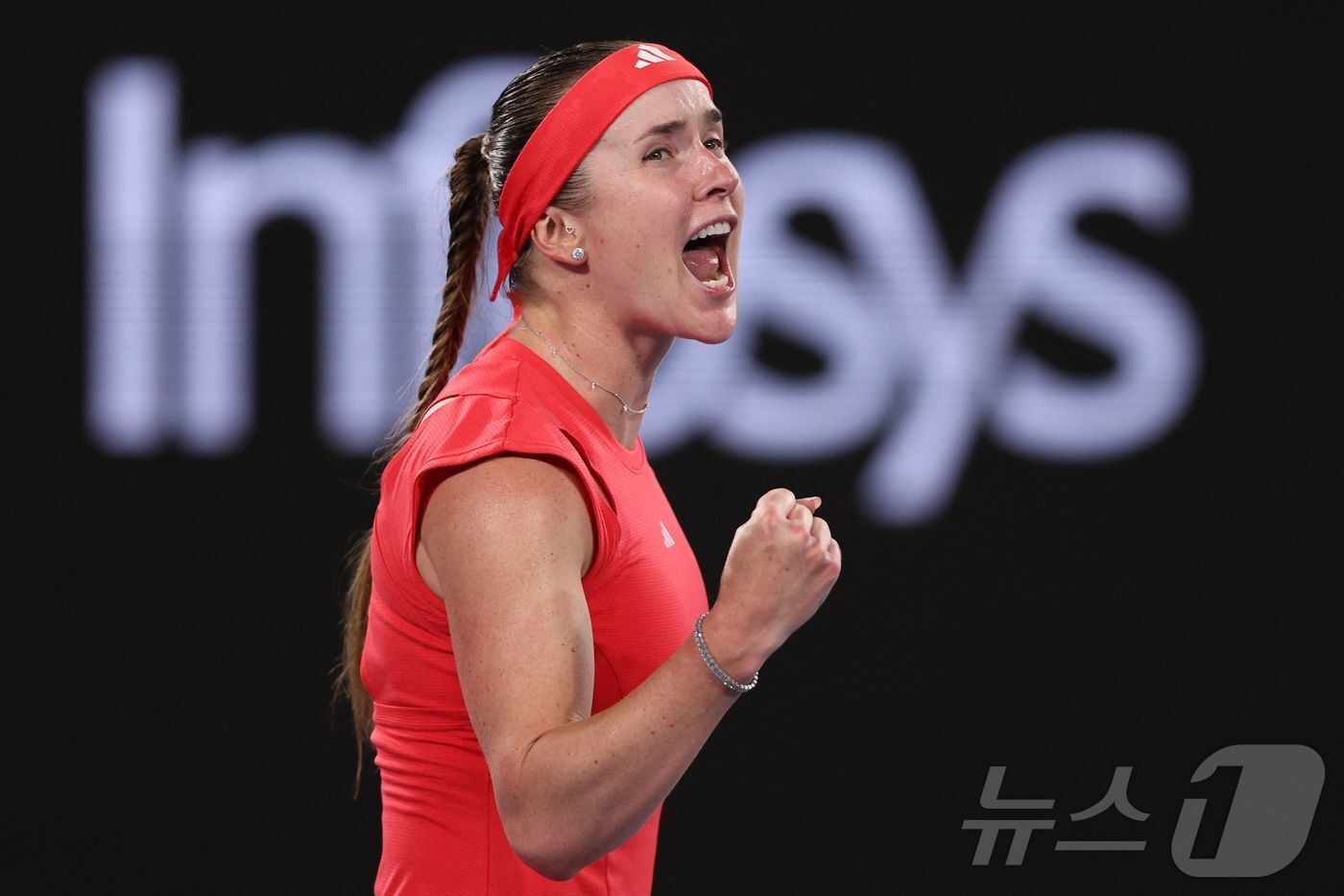 본문 이미지 - 가엘 몽피스의 아내인 엘리나 스비톨리나도 2025 호주오픈 여자 단식 16강에 올랐다. ⓒ AFP=뉴스1