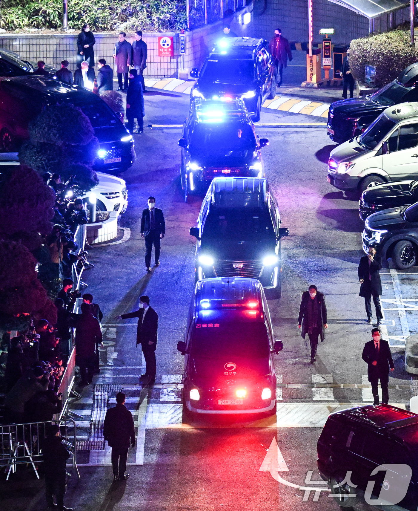 (서울=뉴스1) 민경석 기자 = 내란 우두머리 혐의로 체포된 윤석열 대통령이 18일 오후 서울 마포구 서울서부지방법원에서 영장실질심사를 받았다.윤 대통령에 대한 영장심사가 끝난 뒤 …