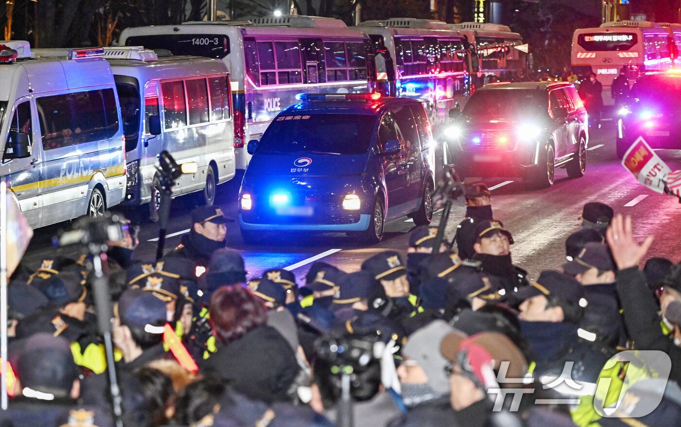 본문 이미지 - 내란 우두머리 혐의로 체포된 윤석열 대통령이 18일 오후 서울 마포구 서울서부지방법원에서 영장실질심사를 받았다. 윤 대통령에 대한 영장심사가 끝난 뒤 호송차량을 비롯한 경호차량들이 법원을 빠져나가고 있다.(공동취재) 2025.1.18/뉴스1 ⓒ News1 민경석 기자