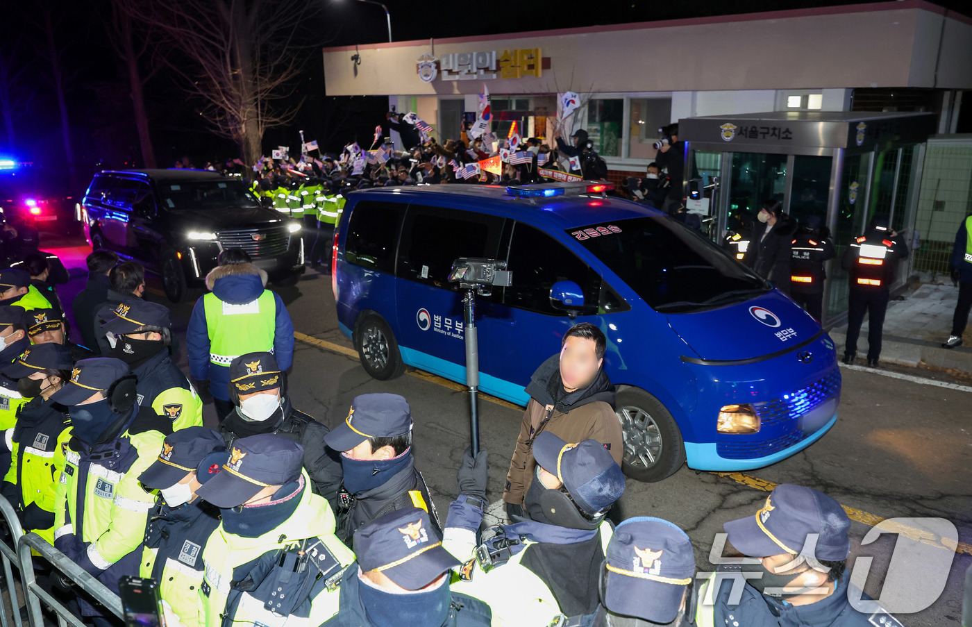 (의왕=뉴스1) 박세연 기자 = 서울서부지방법원에서 열린 영장실질심사를 마친 윤석열 대통령이 탄 호송차량이 18일 오후 경기도 의왕시 서울구치소로 들어서고 있다. (공동취재)202 …