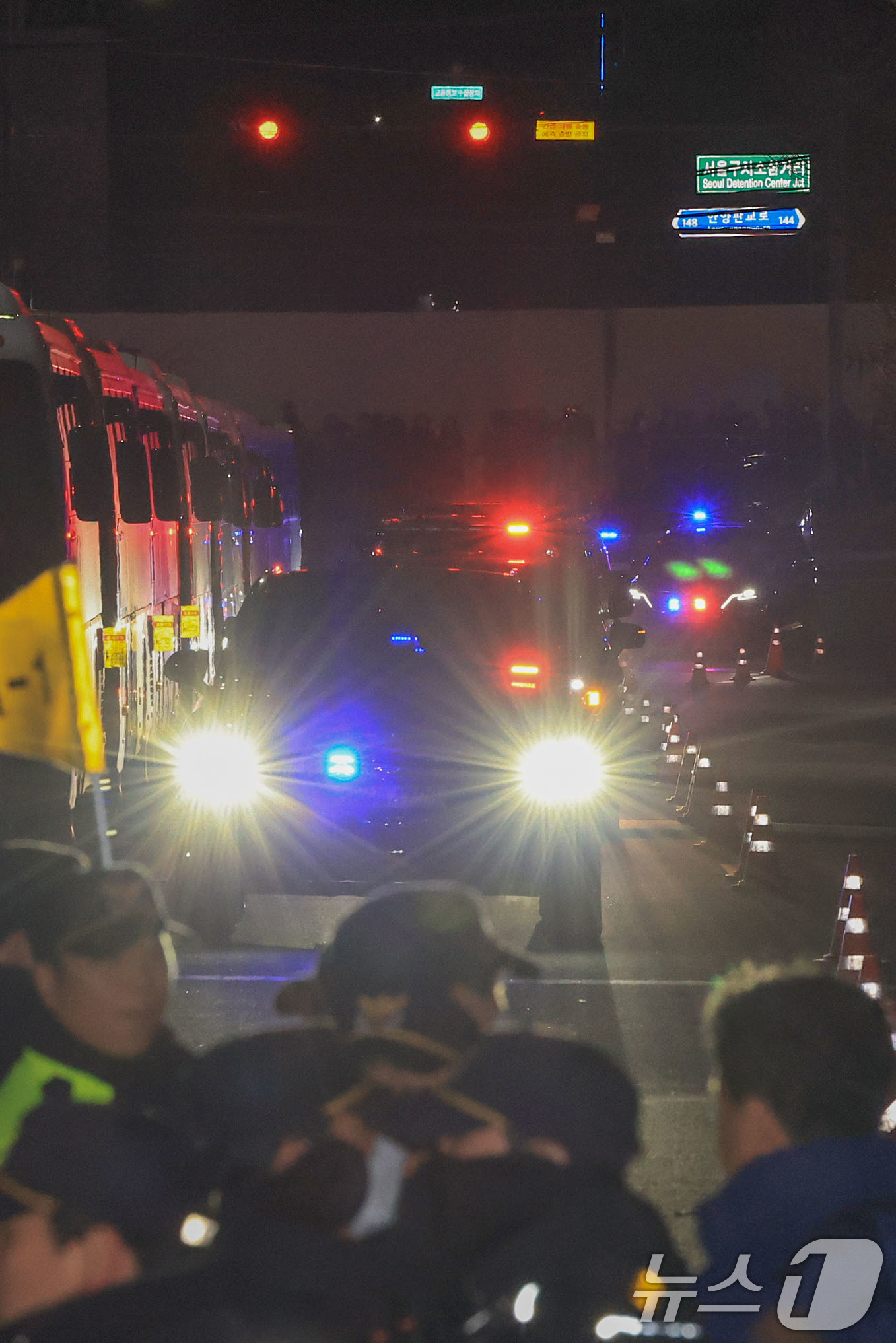 (의왕=뉴스1) 박세연 기자 = 서울서부지방법원에서 열린 영장실질심사를 마친 윤석열 대통령이 탑승한 호송차량이 18일 오후 경기도 의왕시 서울구치소로 들어서고 있다. (공동취재)2 …