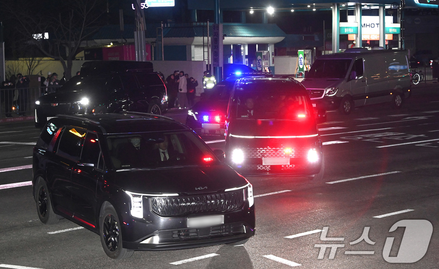 (의왕=뉴스1) 박세연 기자 = 서울서부지방법원에서 열린 영장실질심사를 마친 윤석열 대통령이 탑승한 호송차량과 경호차량들이 18일 오후 경기도 의왕시 서울구치소로 들어서고 있다. …