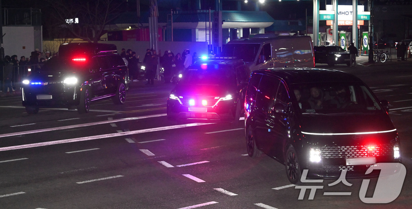 (의왕=뉴스1) 박세연 기자 = 서울서부지방법원에서 열린 영장실질심사를 마친 윤석열 대통령이 탑승한 호송차량과 경호차량들이 18일 오후 경기도 의왕시 서울구치소로 들어서고 있다. …