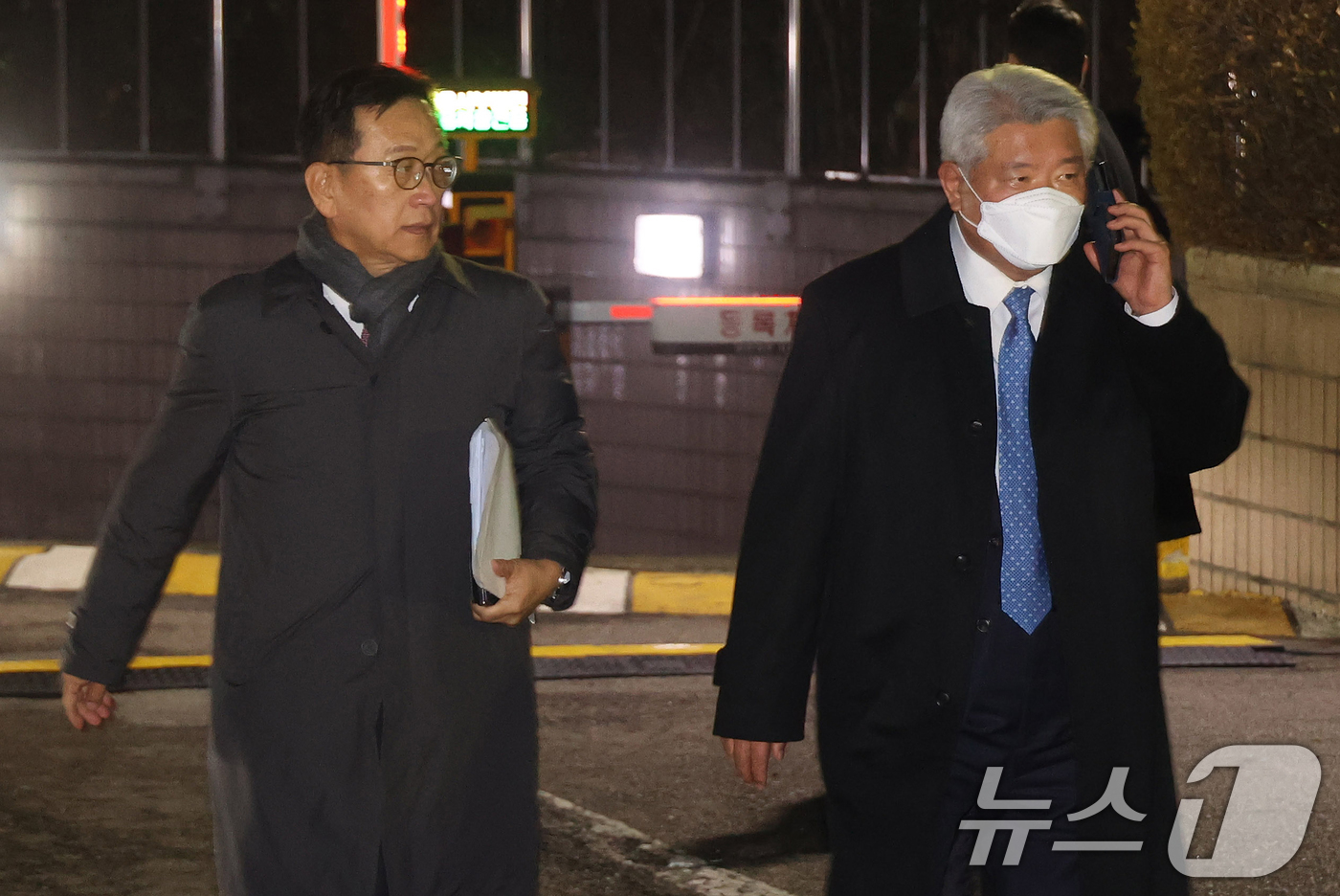 (서울=뉴스1) 민경석 기자 = 내란 우두머리 혐의로 체포된 윤석열 대통령의 법률대리인 김홍일(오른쪽)·석동현 변호사가 18일 오후 서울 마포구 서울서부지방법원에서 열린 윤 대통령 …