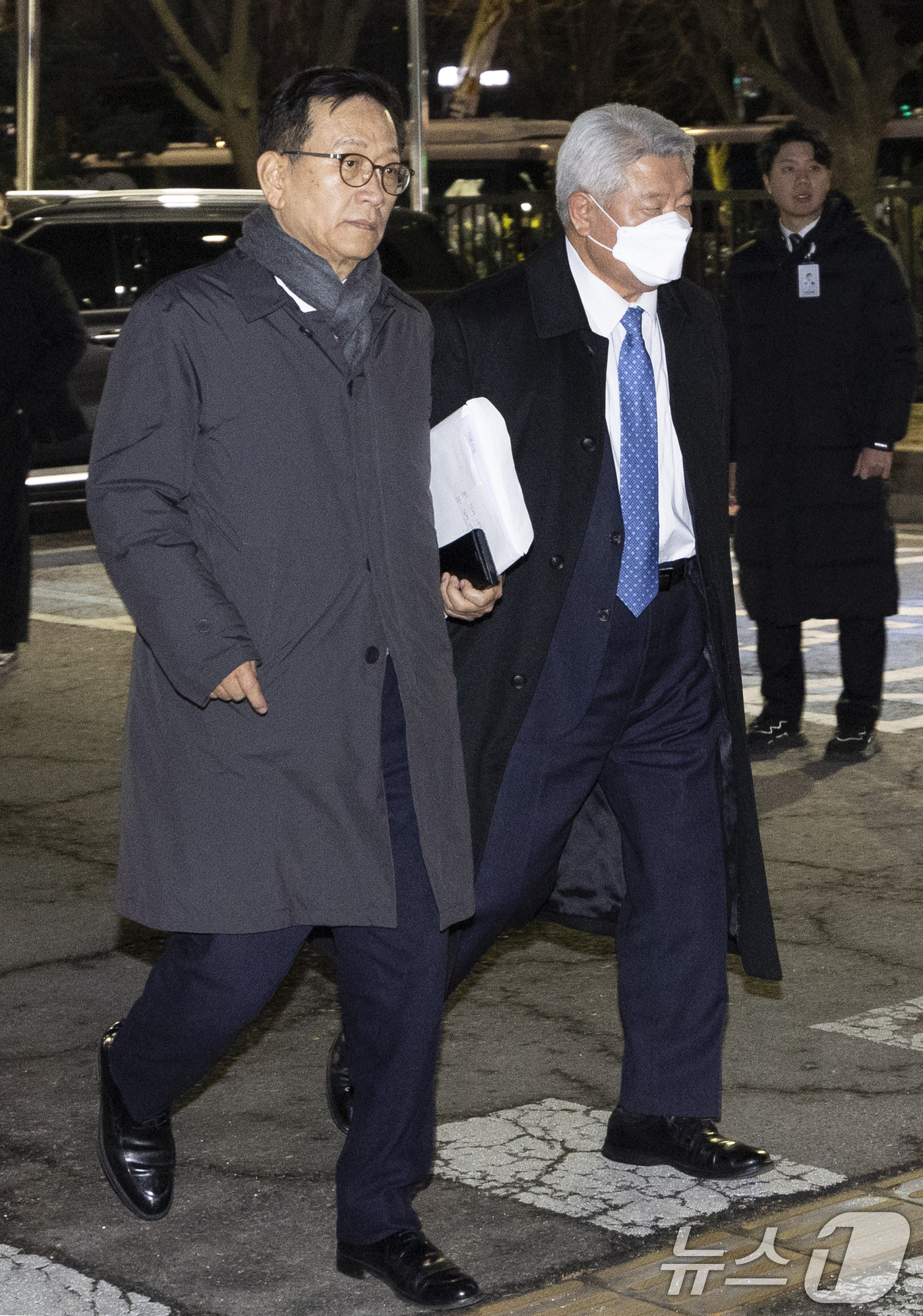 (서울=뉴스1) 민경석 기자 = 내란 우두머리 혐의로 체포된 윤석열 대통령의 법률대리인 김홍일(오른쪽)·석동현 변호사가 18일 오후 서울 마포구 서울서부지방법원에서 열린 윤 대통령 …