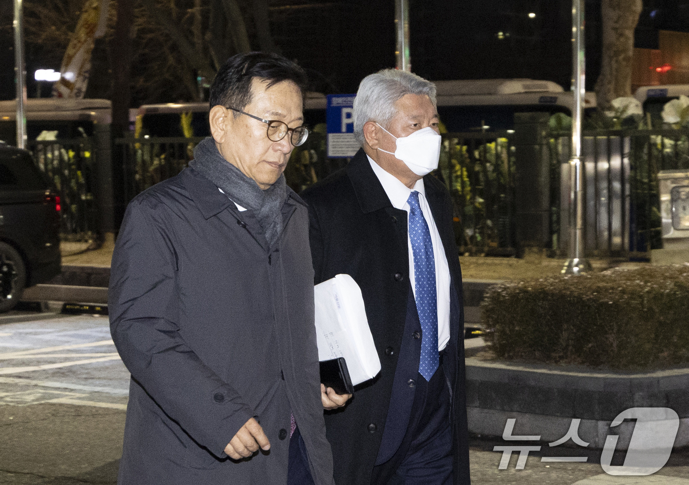 (서울=뉴스1) 민경석 기자 = 내란 우두머리 혐의로 체포된 윤석열 대통령의 법률대리인 김홍일(오른쪽)·석동현 변호사가 18일 오후 서울 마포구 서울서부지방법원에서 열린 윤 대통령 …