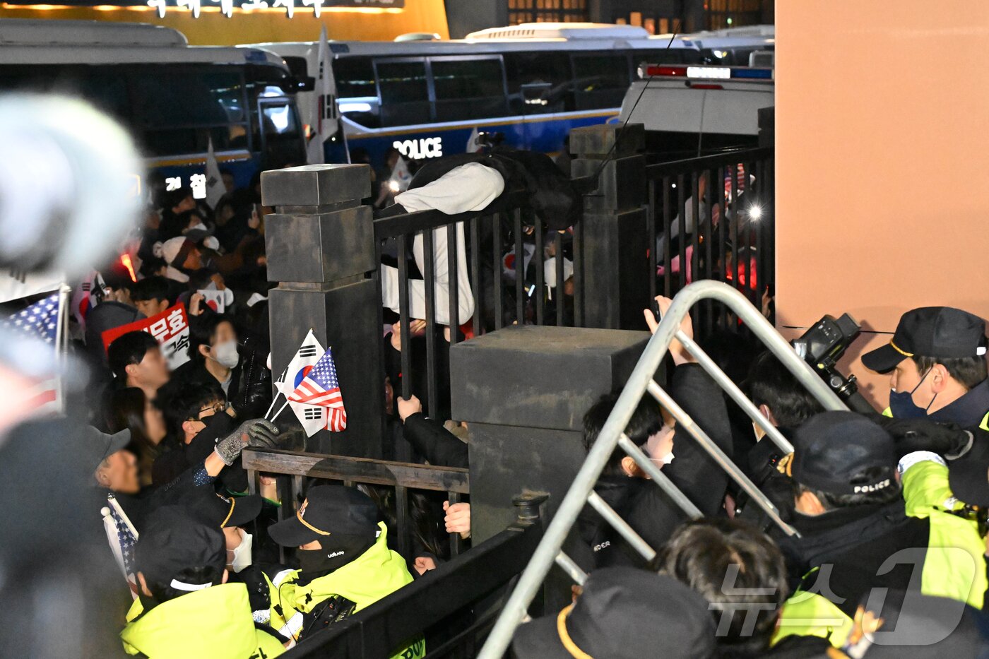 본문 이미지 - 내란 우두머리 혐의로 체포된 윤석열 대통령의 영장실질심사가 열린 1월 18일 오후 서울 마포구 서울서부지방법원에서 윤 대통령의 지지자들이 법원 담장에 가까이 붙어 규탄 집회를 하고 있다.&#40;공동취재&#41; 2025.1.18/뉴스1 ⓒ News1 민경석 기자