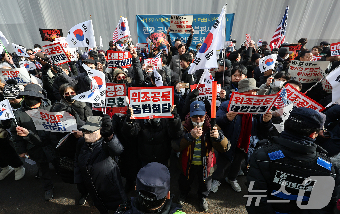 (서울=뉴스1) 민경석 기자 = 내란 우두머리 혐의로 체포된 윤석열 대통령의 영장실질심사가 열린 18일 오후 서울 마포구 서울서부지방법원에서 윤 대통령의 지지자들이 법원 담장 바깥 …