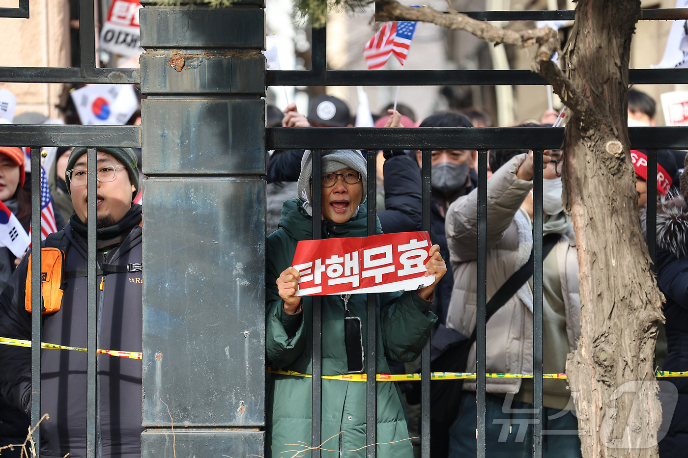 (서울=뉴스1) 민경석 기자 = 내란 우두머리 혐의로 체포된 윤석열 대통령의 영장실질심사가 열린 18일 오후 서울 마포구 서울서부지방법원에서 윤 대통령의 지지자들이 법원 담장 바깥 …