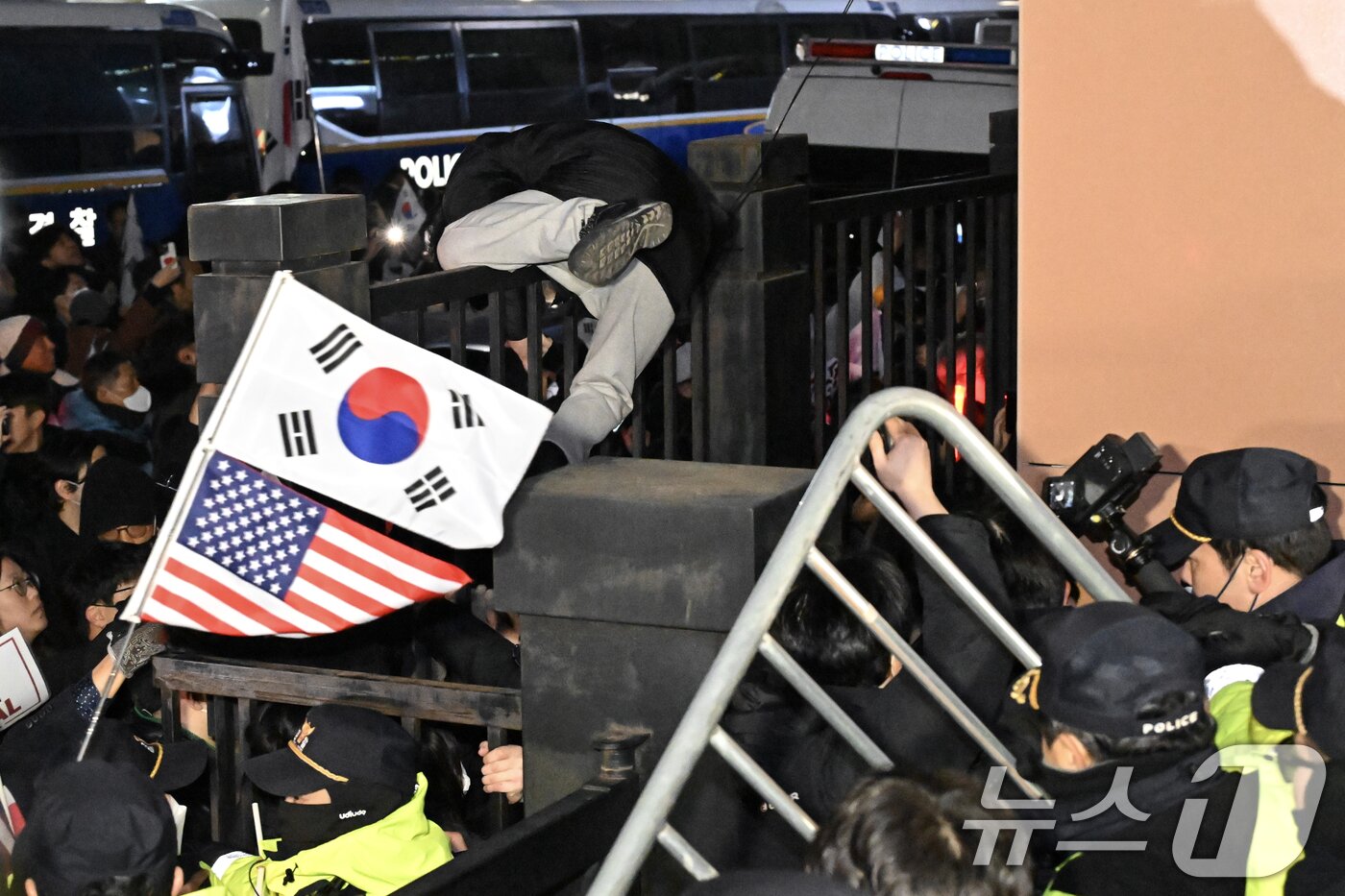 본문 이미지 - 내란 우두머리 혐의로 체포된 윤석열 대통령의 영장실질심사가 열린 18일 오후 서울 마포구 서울서부지방법원에서 윤 대통령 지지자들이 법원 담장을 넘고 있다.&#40;공동취재&#41; 2025.1.19/뉴스1 ⓒ News1 민경석 기자