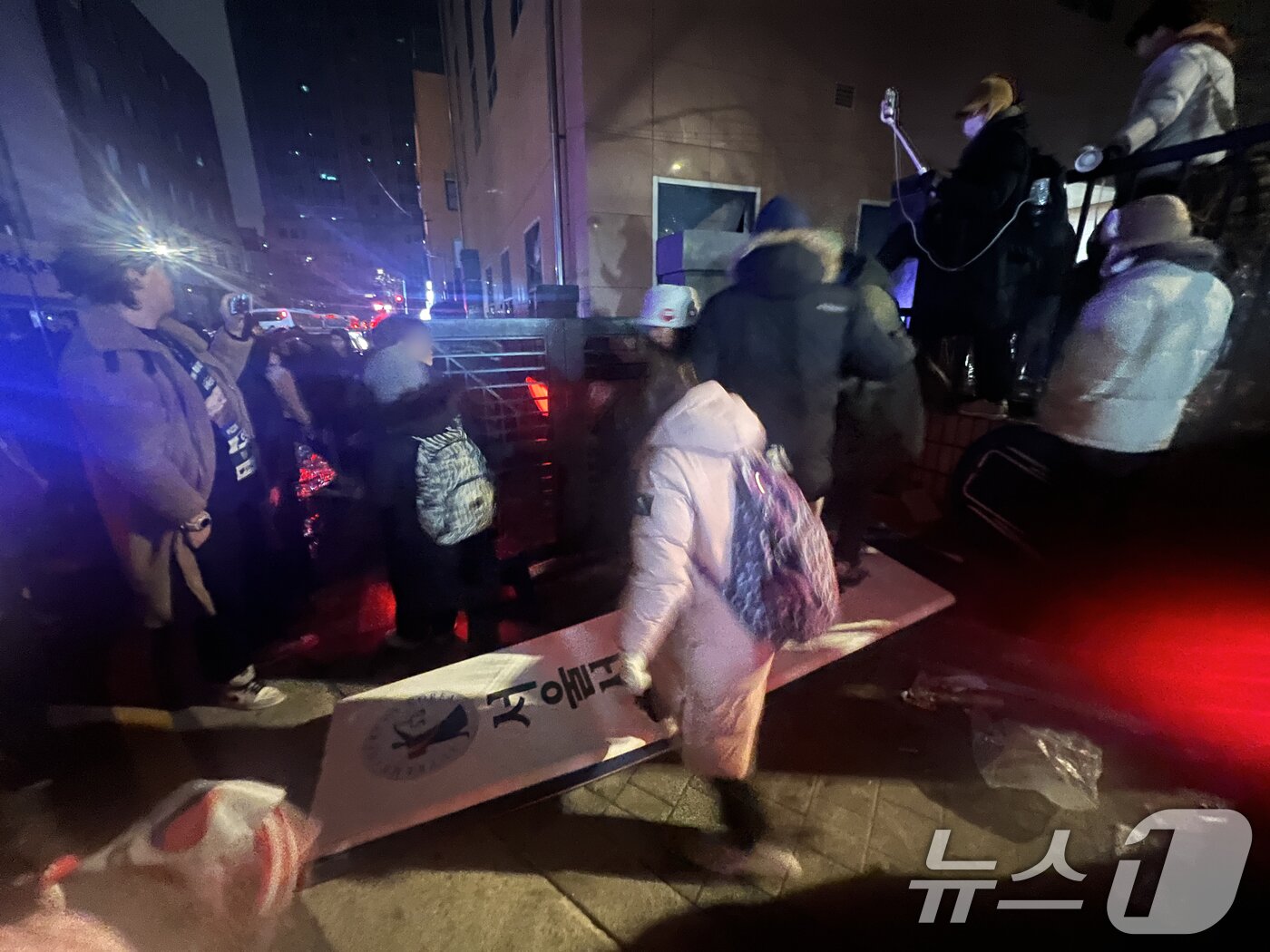 본문 이미지 - 1월 19일 새벽 윤석열 전 대통령에 대한 구속영장이 발부되자 서울서부지법에 지지자들이 진입해 난동을 부리고 있다. 2025.1.19/뉴스1 ⓒ News1 김민수 기자