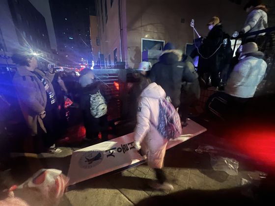 서부지법 난동 때 기자 폭행한 30대…檢, 징역 1년 6개월 구형