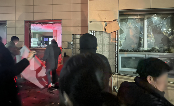 '서부지법 난동' 바리게이트남, 집유 뒤집고 항소심 실형 법정 구속