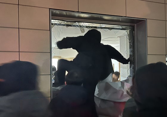 서부지법 난동 때 방화 시도 30대 남성…2심도 징역 4년 6개월