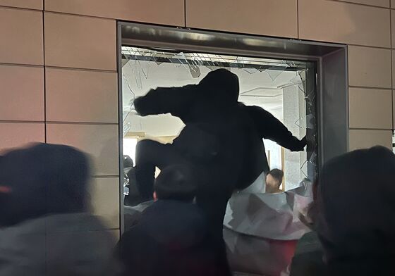 '서부지법 난동' 법원 침입·기물파손 30대男 실형 …"엄중 처벌 불가피"