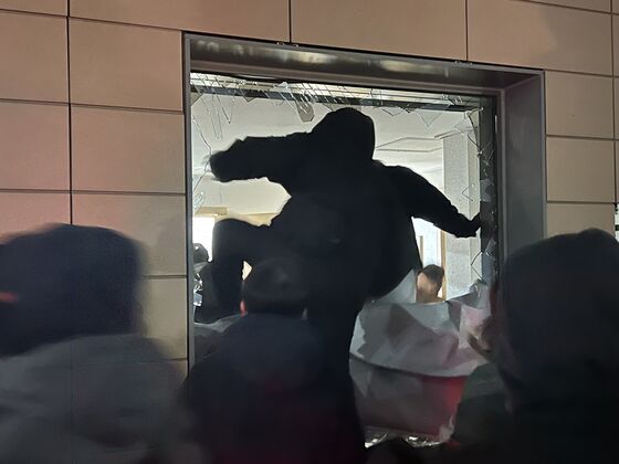 '서부지법 난동' 영상 기자 폭행한 남성…검찰, 징역 2년 구형