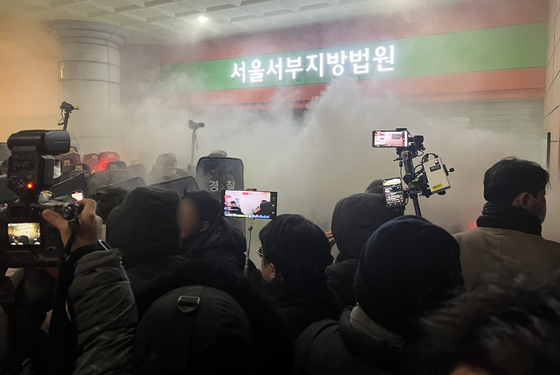 '취재진 폭행' 서부지법 난동 참가자들 1심 징역형 집유