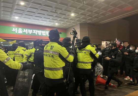 '난동사태' 서부지법, 가해자에 손배 청구 예정…"6억 재산 피해"