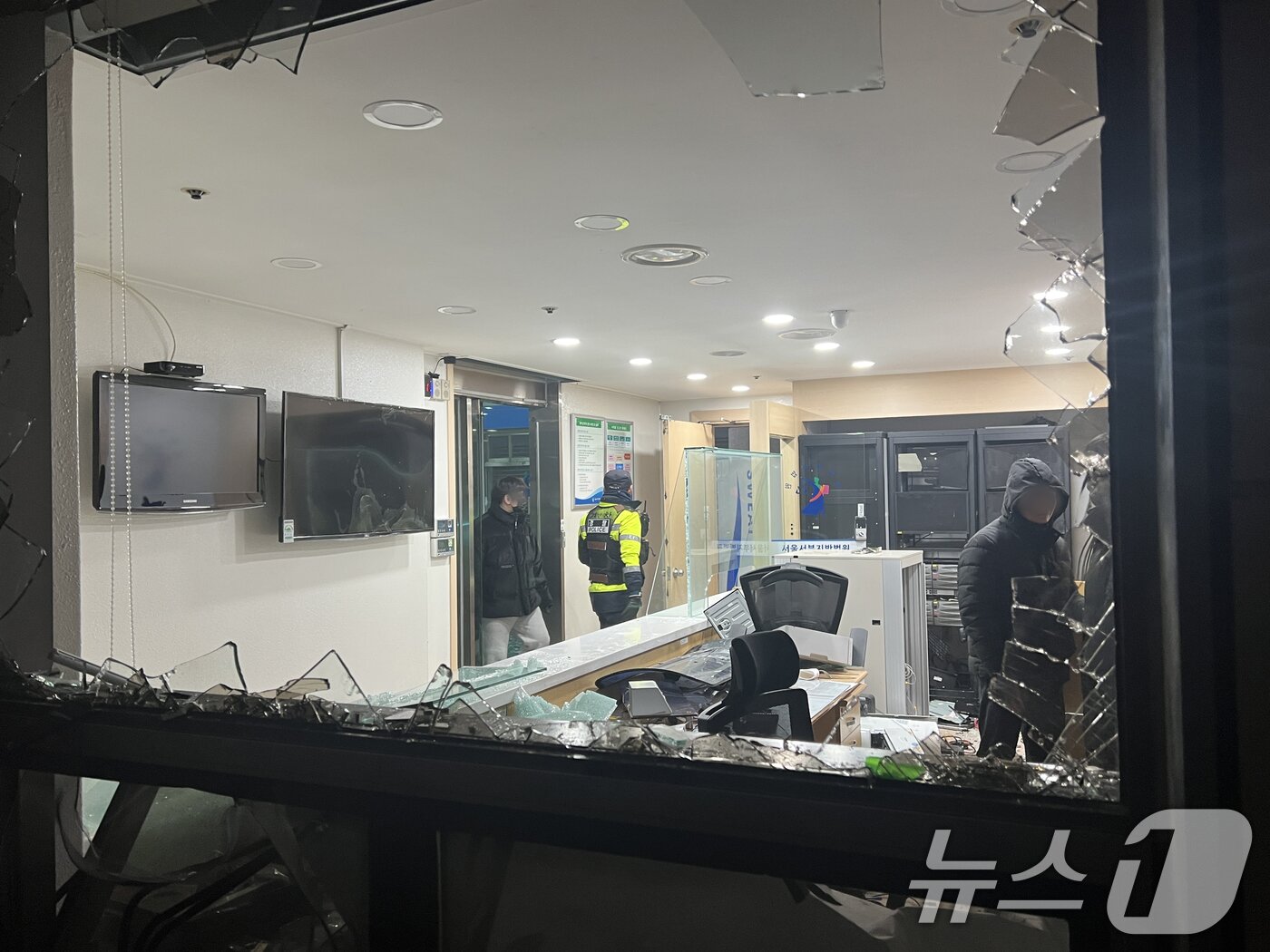 본문 이미지 - 지난 1월 19일 새벽 윤석열 대통령에 대한 구속영장이 발부되자 서울 서부지법에 지지자들이 진입해 난동을 부리자 경찰이 진압에 나서고 있다. 2025.1.19/뉴스1 ⓒ News1 김민수 기자
