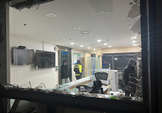 '서부지법 난동' 당직실 유리 부순 30대, 항소심서 8개월 감형