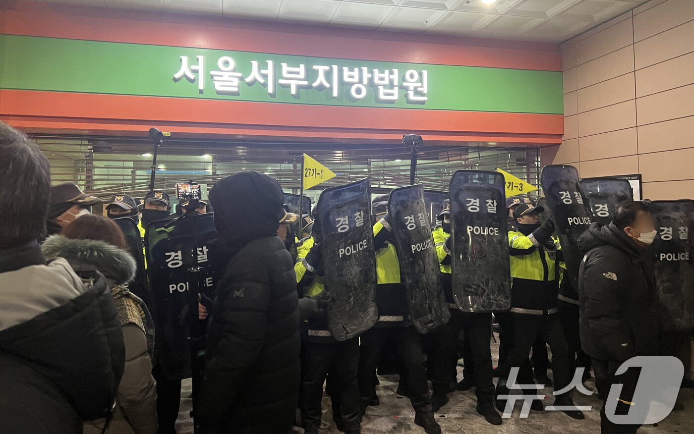 본문 이미지 - 19일 새벽 윤석열 대통령에 대한 구속영장이 발부되자 서울 서부지법에 지지자들이 진입해 난동을 부리자 경찰이 이를 진압하고 있다. 2025.1.19/뉴스1 ⓒ News1 김민수 기자
