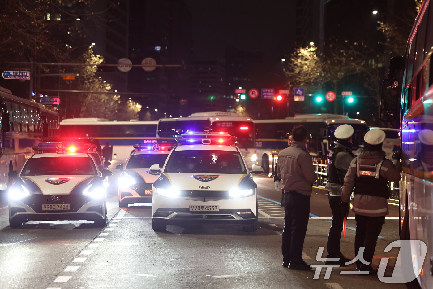 본문 이미지 - 19일 새벽 윤석열 대통령에 대한 구속영장 발부 소식에 서울 서부지법에 지지자들이 진입해 난동을 부려 진압을 위해 경찰병력이 집결하고 있다. 2025.1.19/뉴스1 ⓒ News1 민경석 기자