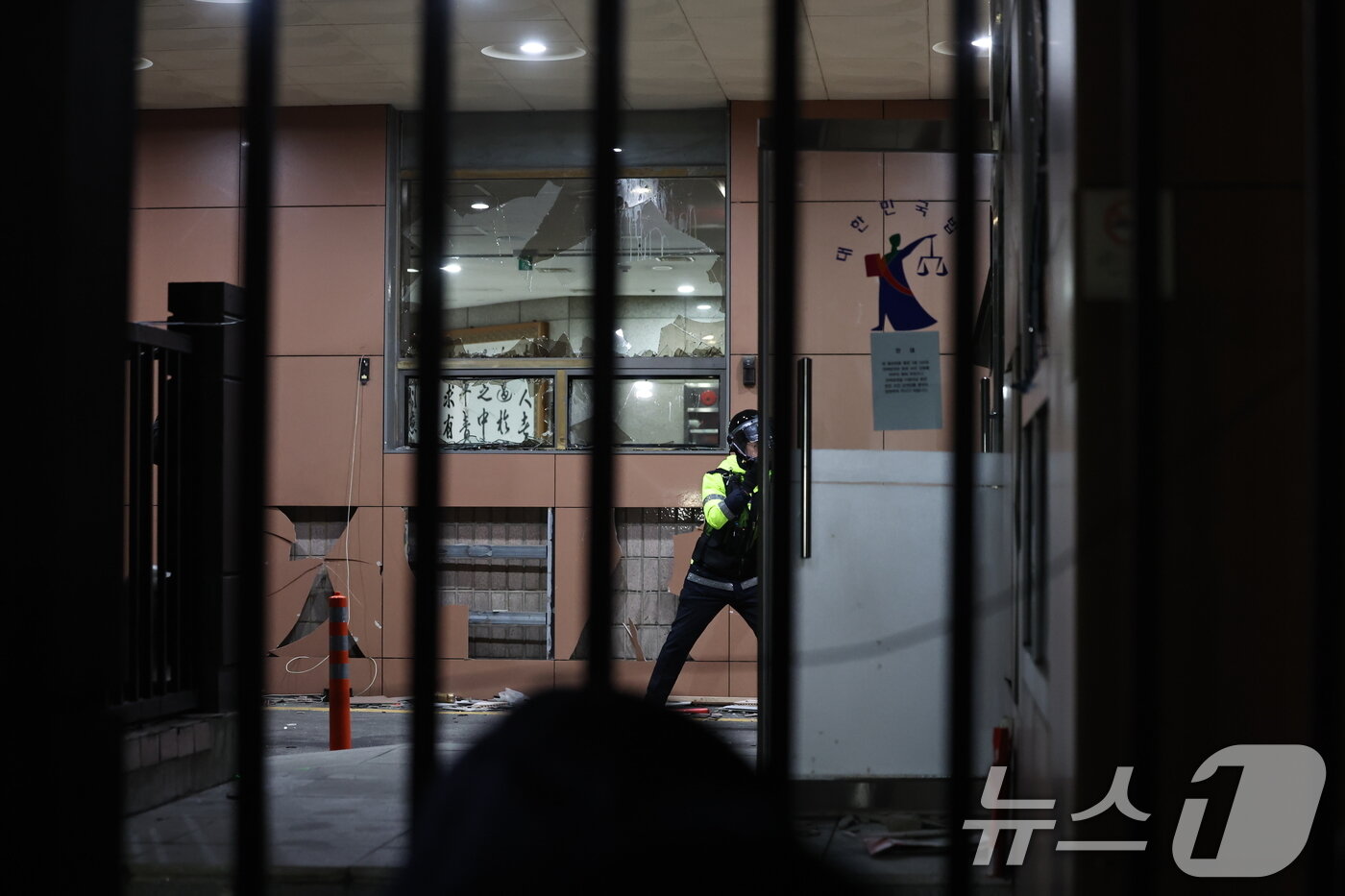 본문 이미지 - 19일 새벽 윤석열 대통령에 대한 구속영장 발부 소식에 서울 서부지법에 지지자들이 진입해 난동을 부려 유리창과 외벽이 깨져 있다. 2025.1.19/뉴스1 ⓒ News1 민경석 기자