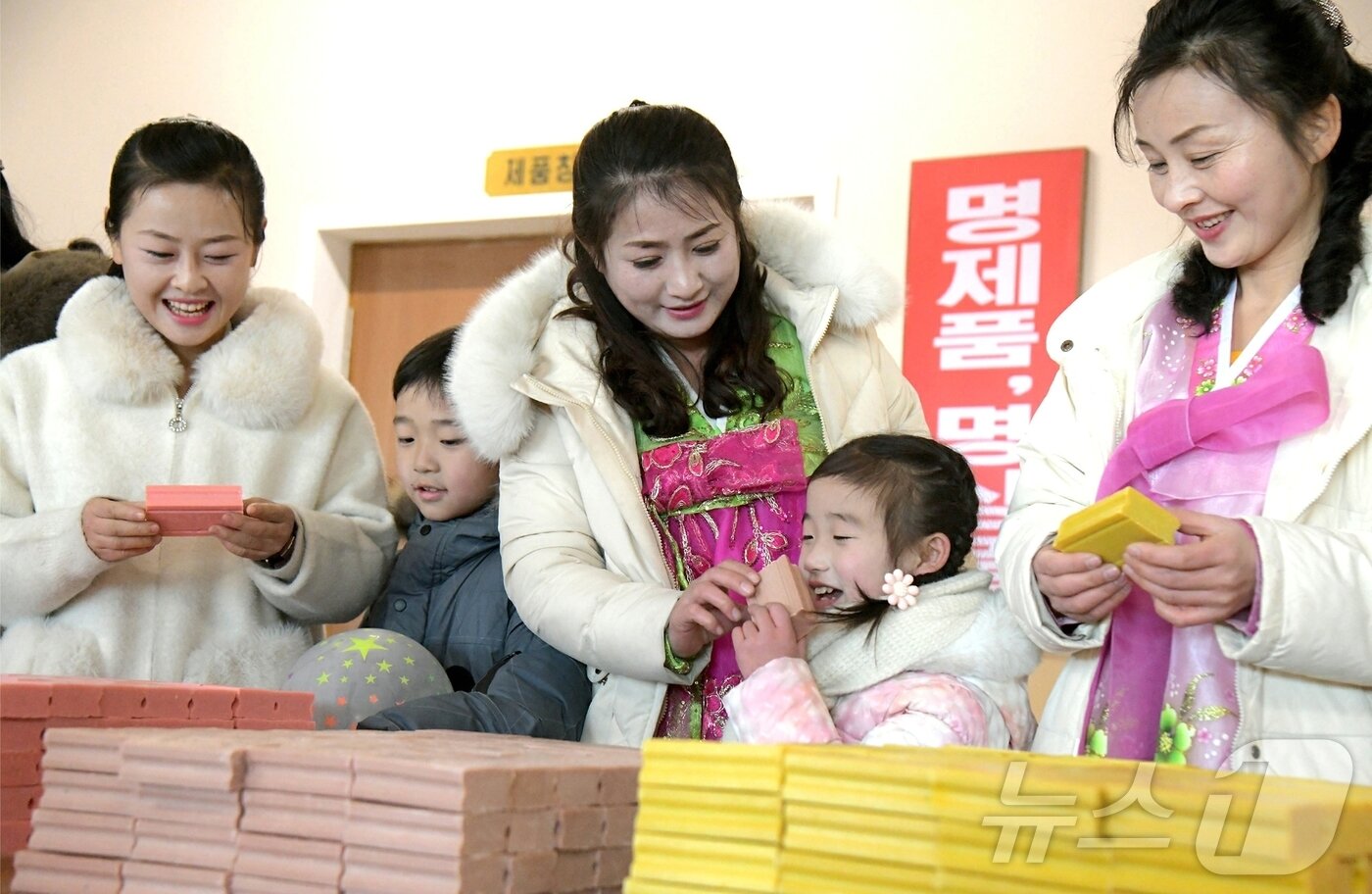 본문 이미지 - (평양 노동신문=뉴스1) = 노동당 기관지 노동신문은 19일 "지방발전 20X10 정책에 따라 함주군 지방공업공장 준공식이 19일 진행되었다＂며 ＂지방공업공장들의 연이은 준공은 당 제8차 대회가 제시한 경제 발전 5개년 계획의 성과적 완결을 위해 총매진하는 온 나라 인민들의 애국 투쟁, 창조 투쟁을 힘있게 고무하고 있다＂라고 보도했다. [국내에서만 사용가능. 재배포 금지. DB 금지. For Use Only in the Republic of Korea. Redistribution Prohibited] rodongphoto@news1.kr