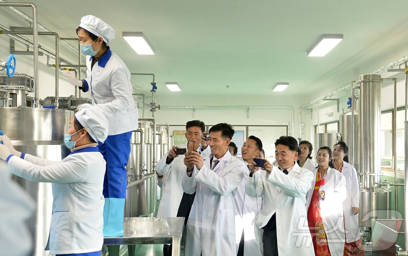 본문 이미지 - (평양 노동신문=뉴스1) = 노동당 기관지 노동신문은 19일 "지방발전 20X10 정책에 따라 함주군 지방공업공장 준공식이 19일 진행되었다＂며 ＂지방공업공장들의 연이은 준공은 당 제8차 대회가 제시한 경제 발전 5개년 계획의 성과적 완결을 위해 총매진하는 온 나라 인민들의 애국 투쟁, 창조 투쟁을 힘있게 고무하고 있다＂라고 보도했다. [국내에서만 사용가능. 재배포 금지. DB 금지. For Use Only in the Republic of Korea. Redistribution Prohibited] rodongphoto@news1.kr