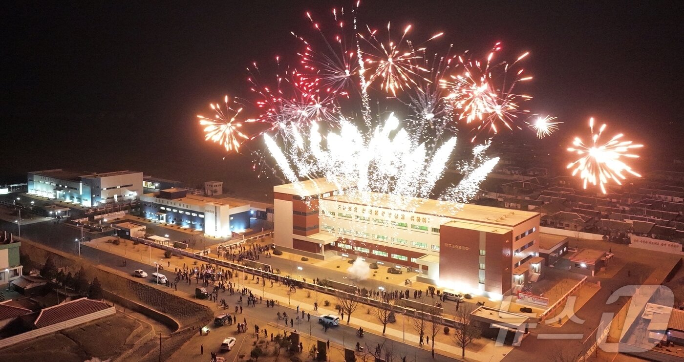 본문 이미지 - (평양 노동신문=뉴스1) = 노동당 기관지 노동신문은 19일 "지방발전 20X10 정책에 따라 함주군 지방공업공장 준공식이 19일 진행되었다＂며 ＂지방공업공장들의 연이은 준공은 당 제8차 대회가 제시한 경제 발전 5개년 계획의 성과적 완결을 위해 총매진하는 온 나라 인민들의 애국 투쟁, 창조 투쟁을 힘있게 고무하고 있다＂라고 보도했다. [국내에서만 사용가능. 재배포 금지. DB 금지. For Use Only in the Republic of Korea. Redistribution Prohibited] rodongphoto@news1.kr