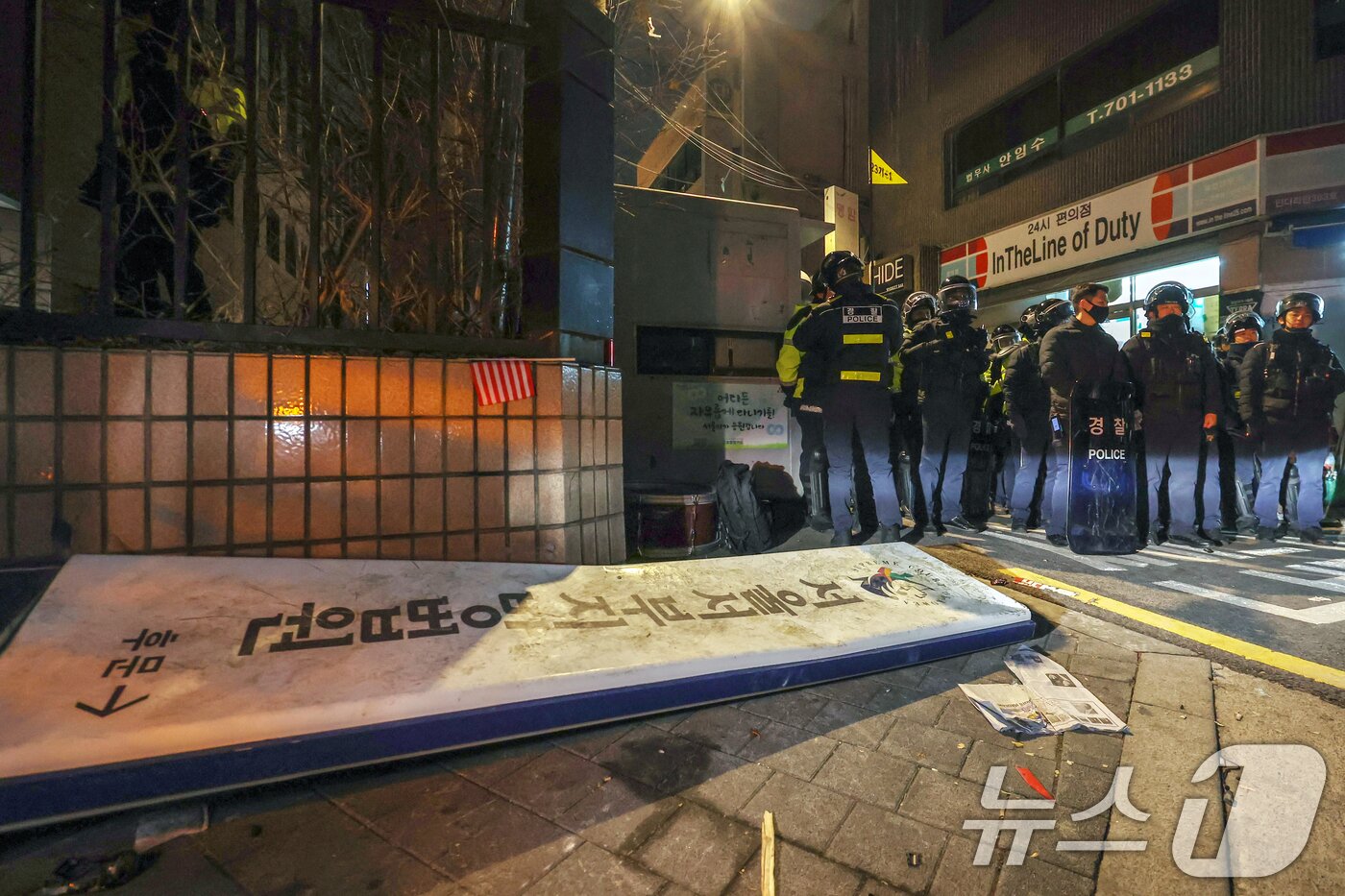 본문 이미지 - 19일 새벽 서울 마포구 서울서부지방법원에 윤석열 대통령에 대한 구속영장 발부 소식에 격분한 윤 대통령 지지자들이 난입해 법원 현판을 훼손시켜 땅에 떨어져 있다. 2025.1.19/뉴스1 ⓒ News1 민경석 기자