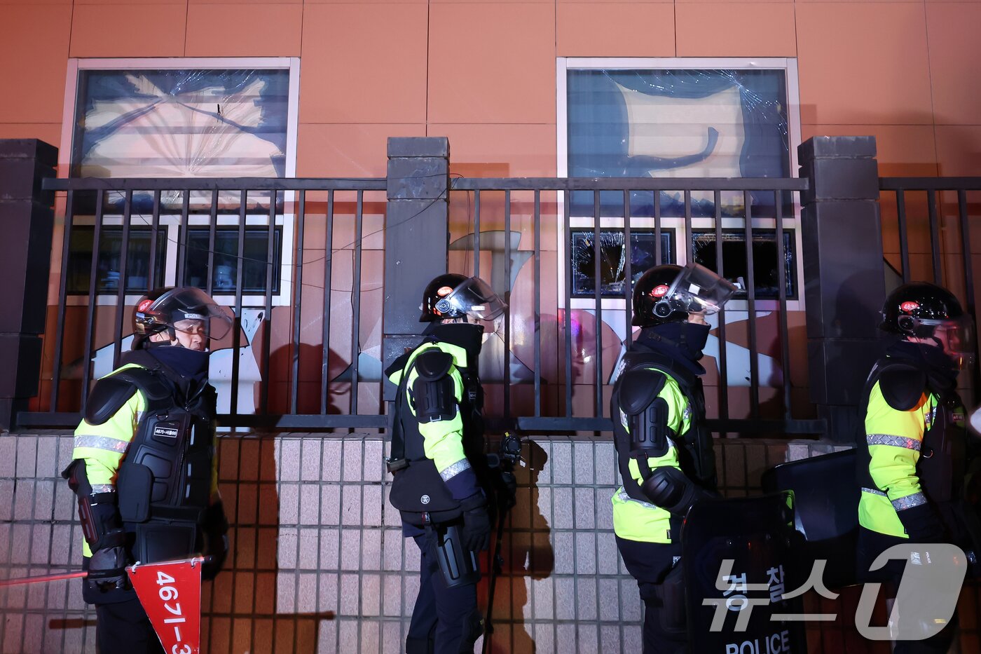 본문 이미지 - 19일 새벽 서울 마포구 서울서부지방법원에 윤석열 대통령에 대한 구속영장 발부 소식에 격분한 윤 대통령 지지자들이 난입해 유리창과 법원 건물 벽면 등을 파손한 흔적이 남아 있다. 2025.1.19/뉴스1 ⓒ News1 민경석 기자