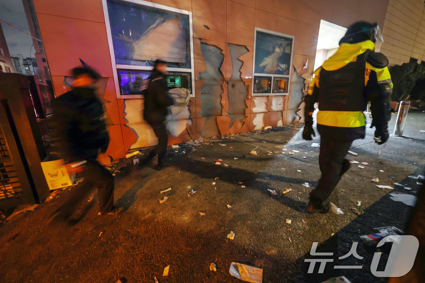 본문 이미지 - 19일 새벽 서울 마포구 서울서부지방법원에 윤석열 대통령에 대한 구속영장 발부 소식에 격분한 윤 대통령 지지자들이 난입해 유리창과 법원 건물 벽면 등을 파손한 흔적이 남아 있다. 2025.1.19/뉴스1 ⓒ News1 민경석 기자