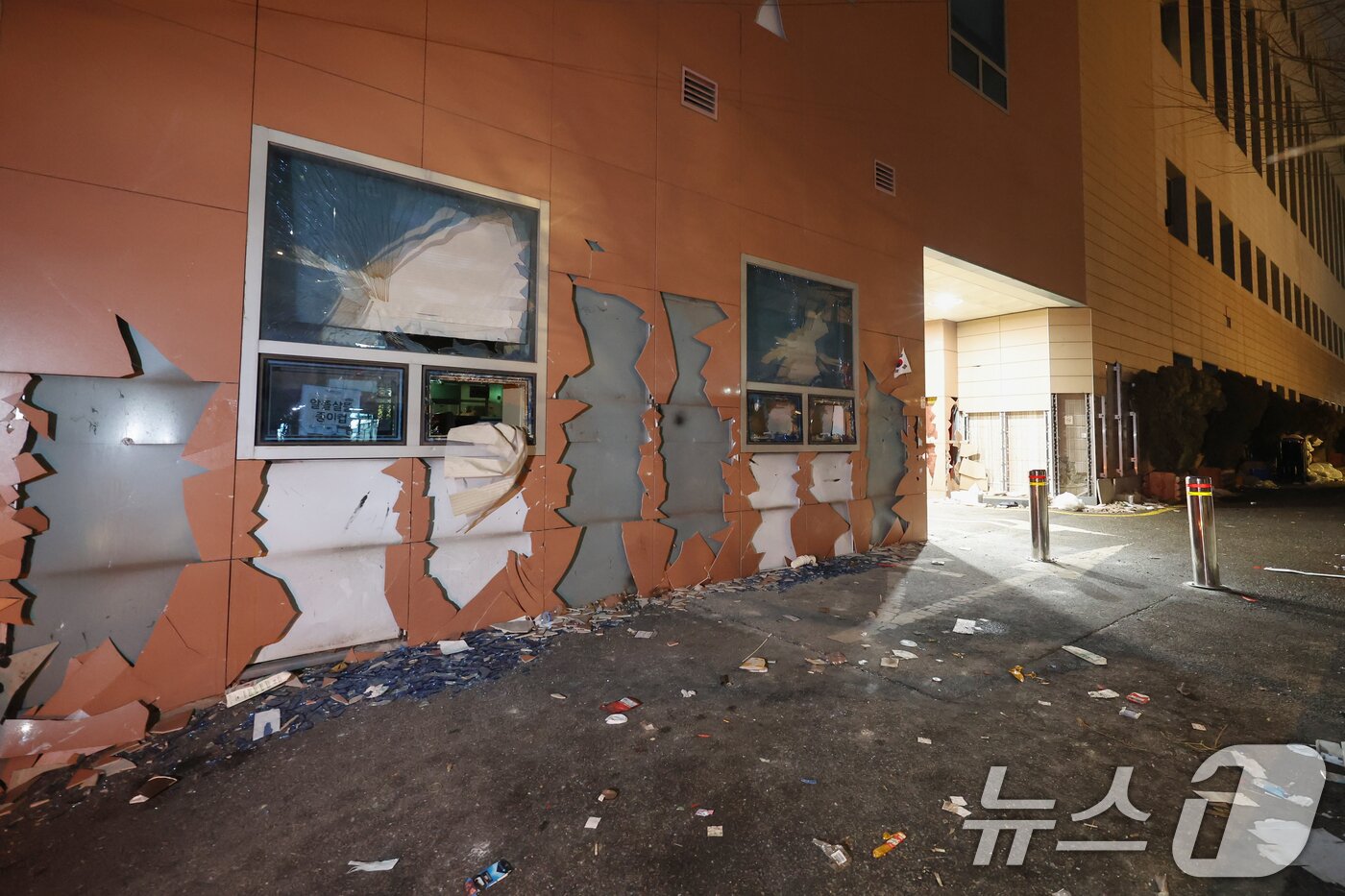 본문 이미지 - 19일 새벽 서울 마포구 서울서부지방법원에 윤석열 대통령에 대한 구속영장 발부 소식에 격분한 윤 대통령 지지자들이 난입해 유리창과 법원 건물 벽면 등을 파손한 흔적이 남아 있다. 2025.1.19/뉴스1 ⓒ News1 민경석 기자