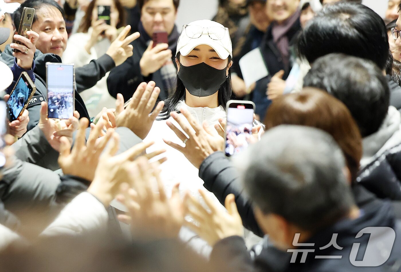 본문 이미지 - 미국여자프로골프&#40;LPGA&#41;에 진출하는 프로골퍼 윤이나 프로가 19일 오전 인천국제공항 제2터미널을 통해 애틀란타로 출국에 앞서 팬들과 인사를 하고 있다. 2025.1.19/뉴스1 ⓒ News1 김진환 기자