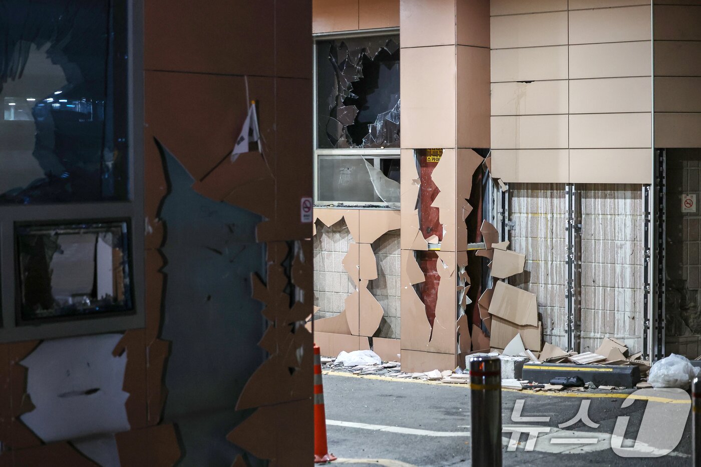 본문 이미지 - 19일 새벽 서울 마포구 서울서부지방법원에 윤석열 대통령에 대한 구속영장 발부 소식에 격분한 윤 대통령 지지자들이 난입해 유리창과 법원 건물 벽면 등을 파손한 흔적이 남아 있다. 2025.1.19/뉴스1 ⓒ News1 민경석 기자
