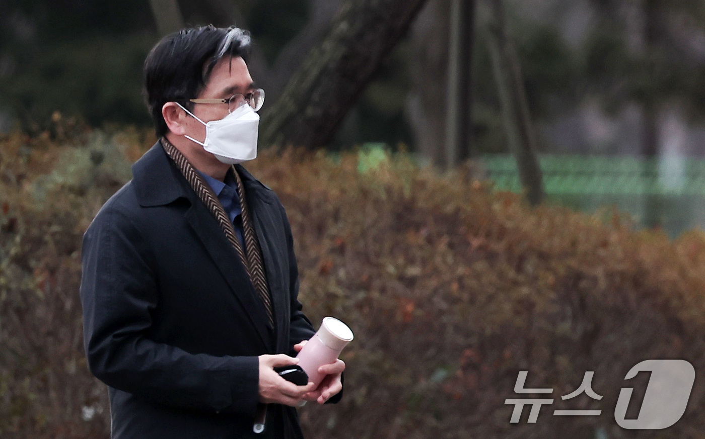 (과천=뉴스1) 김성진 기자 = 오동운 고위공직자범죄수사처 처장(공수처장)이 19일 오전 경기도 과천시 정부과천청사 공수처로 출근하고 있다.서울서부지법은 전날 내란 우두머리 및 직 …