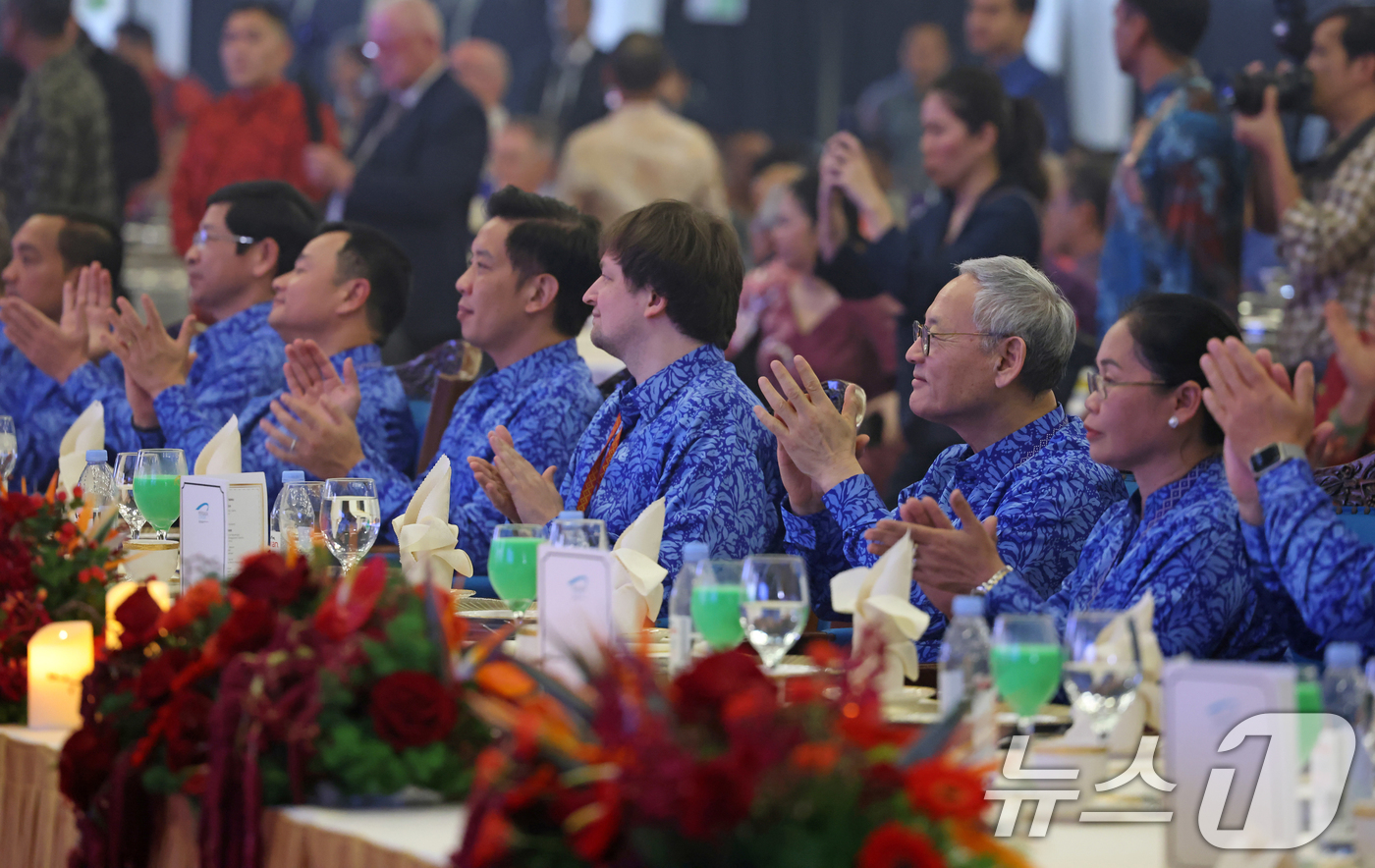 (서울=뉴스1) = 유인촌 문화체육관광부 장관이 18일(현지시간) 말레이시아 조호르 바루 페르사다 국제컨벤션센터에서 열린 아세안 관광포럼 개회식에서 박수를 치고 있다. (문화체육관 …