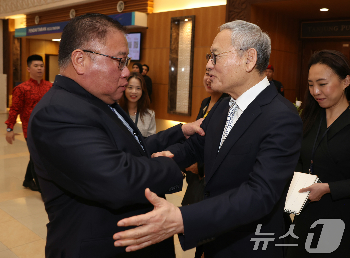 (서울=뉴스1) = 유인촌 문화체육관광부 장관이 18일(현지시간) 말레이시아 조호르 바루 페르사다 국제컨벤션센터에서 열린 아세안 관광포럼 개회식에서 티옹 킹 싱 말레이시아 관광예술 …