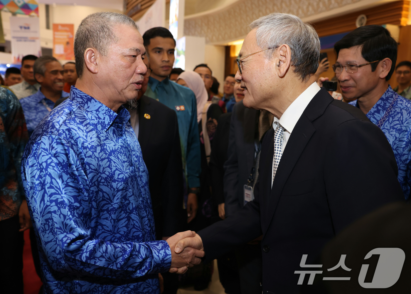 (서울=뉴스1) = 유인촌 문화체육관광부 장관이 18일(현지시간) 말레이시아 조호르 바루 페르사다 국제컨벤션센터에서 열린 아세안 관광포럼 개회식에서 파딜라 유소프 말레이시아 부총리 …