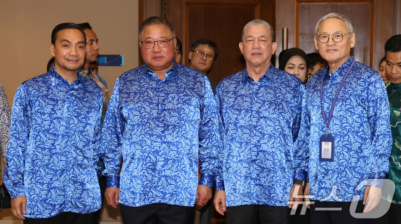 (서울=뉴스1) = 유인촌 문화체육관광부 장관이 18일(현지시간) 말레이시아 조호르 바루 페르사다 국제컨벤션센터에서 열린 아세안 관광포럼 개회식에 앞서 파딜라 유소프 말레이시아 부 …