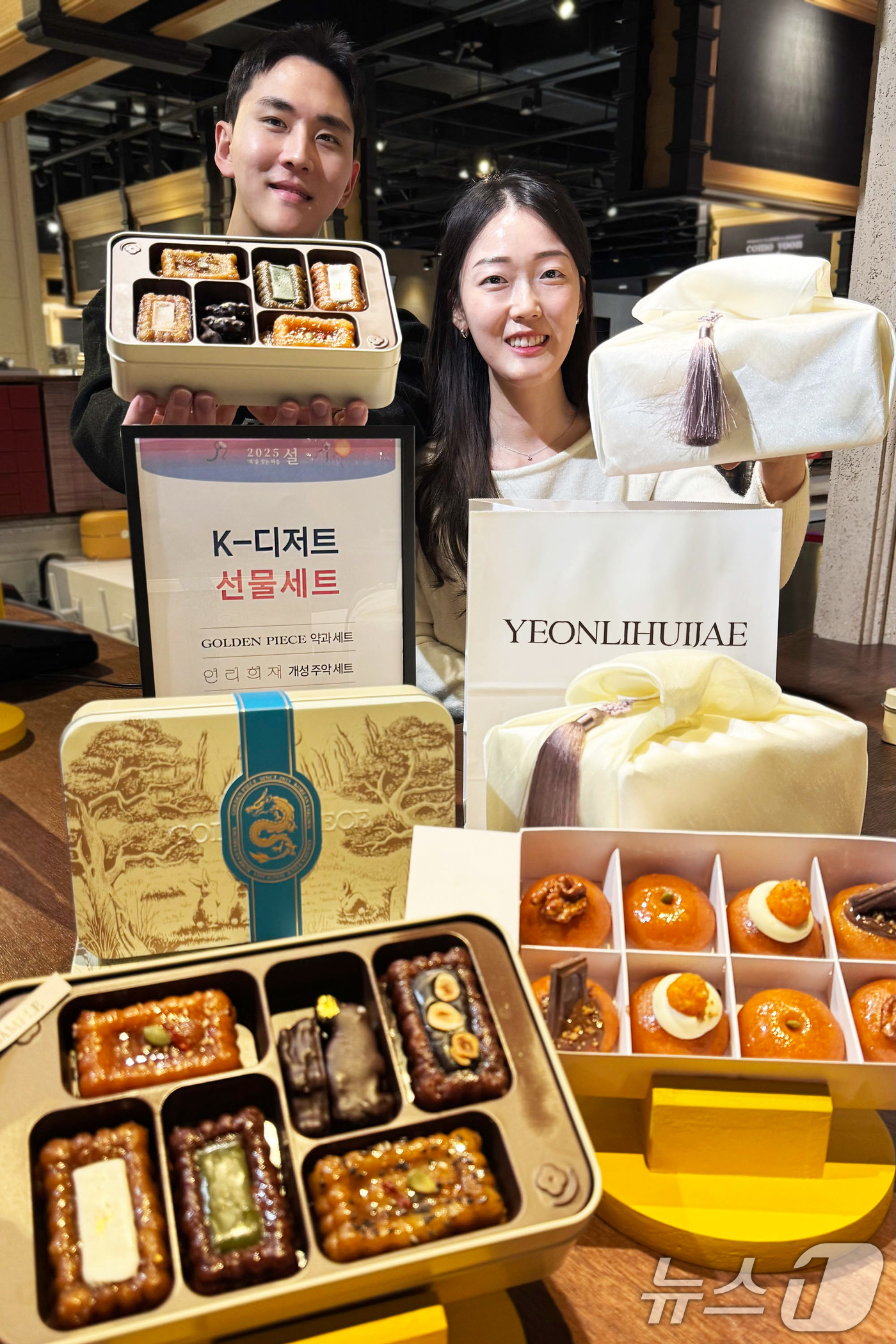 (서울=뉴스1) = 갤러리아백화점은 설 연휴를 앞두고 다양한 K-디저트 선물세트를 선보인다고 19일 밝혔다.올해는 최근 SNS 에서 인기를 끈 ▲밤 티라미수 ▲떡 케이크 등 전통적 …